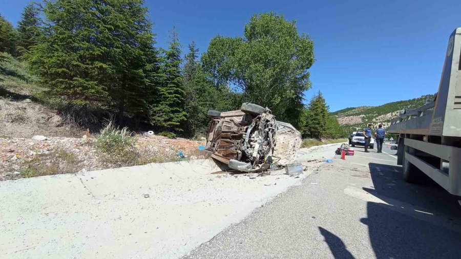 Su Tahliye Kanalı Girişine Çarpan Otomobil Takla Attı: 1 Ölü, 3 Yaralı