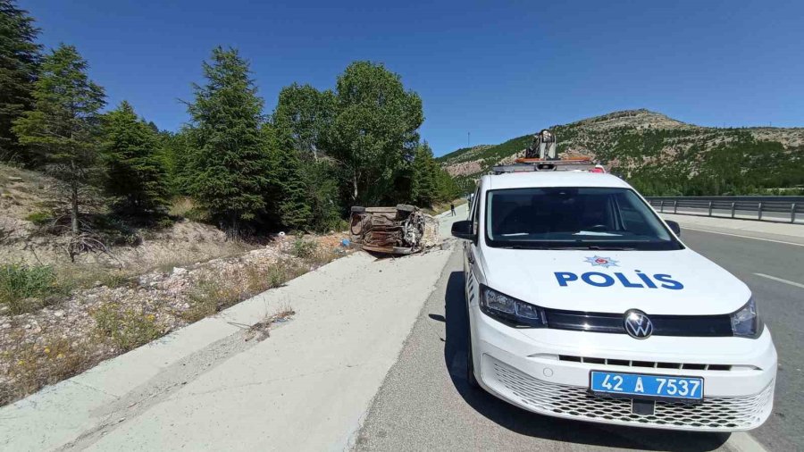 Su Tahliye Kanalı Girişine Çarpan Otomobil Takla Attı: 1 Ölü, 3 Yaralı