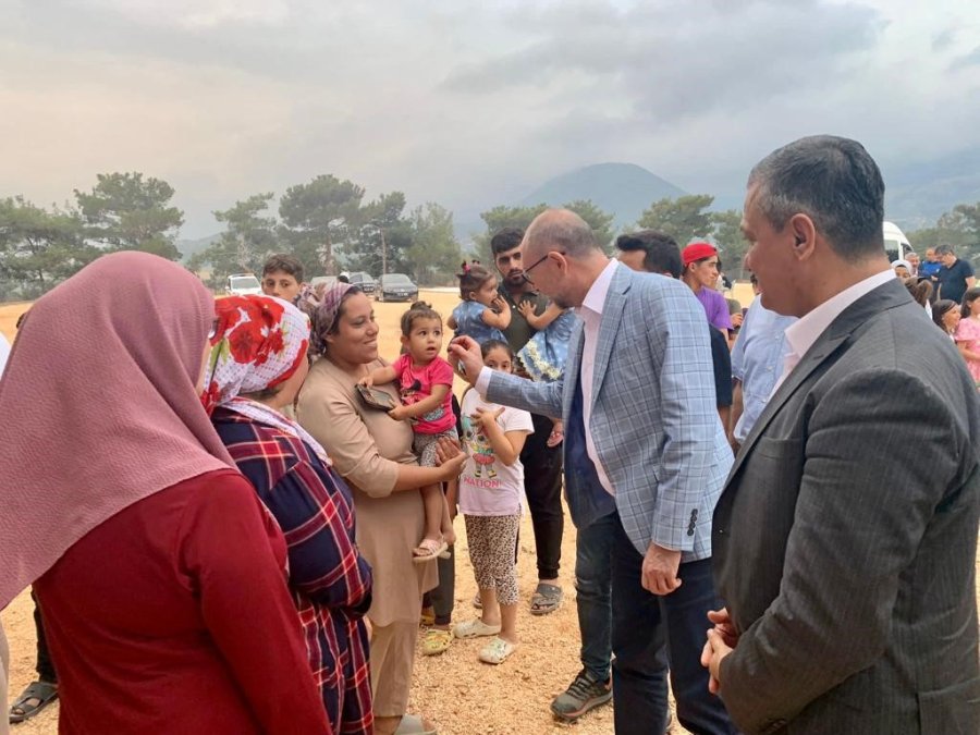 Rektör Erdal, Hatay’da Depremzede Miniklerle Bir Araya Geldi