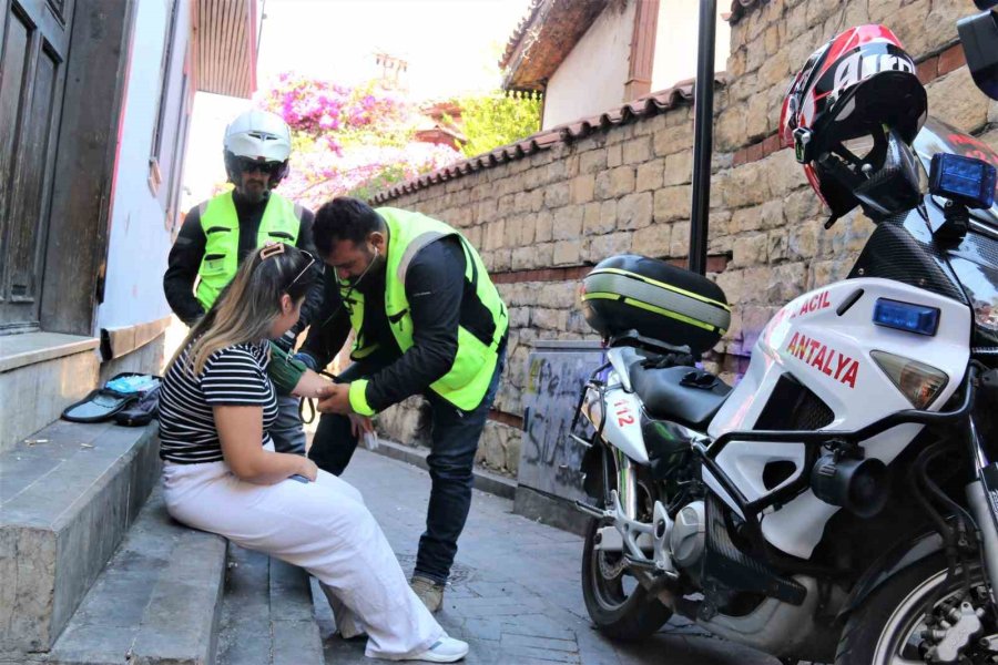 Tarihi Dar Sokaklarda Hayat Kurtarmak İçin Saniyelerle Yarışıyorlar