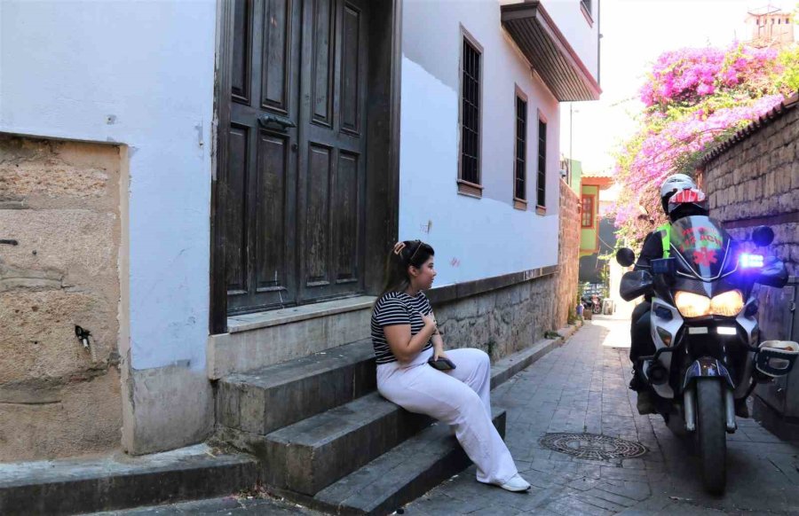 Tarihi Dar Sokaklarda Hayat Kurtarmak İçin Saniyelerle Yarışıyorlar