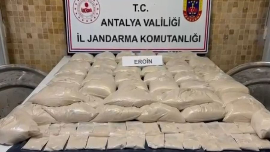 Jandarmadan ’çat’ Kapı Uyuşturucu Operasyonu: 68,2 Kilogram Eroin Ele Geçirildi