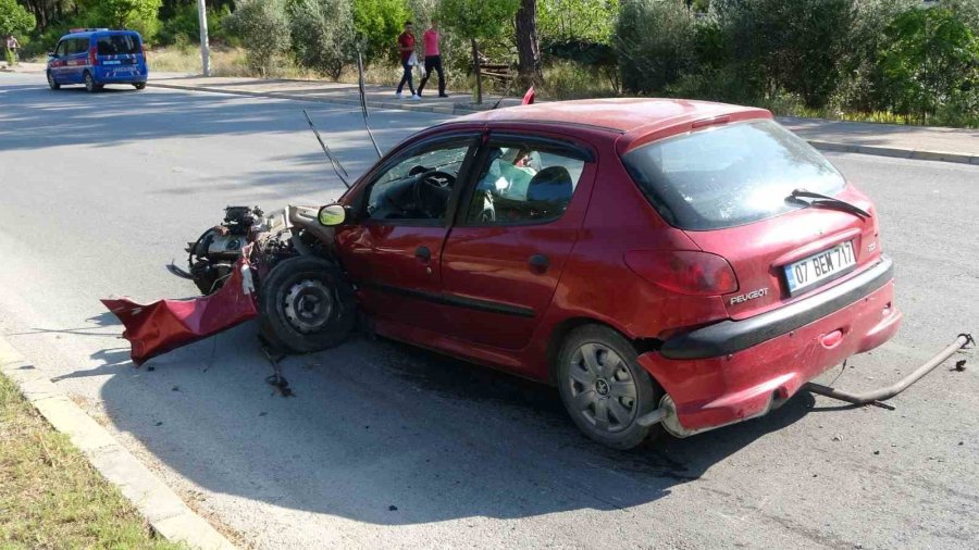 Palmiyeye Çarpıp Motoru Gövdesinden Ayrılan Otomobilden Hafif Yaralı Çıktı