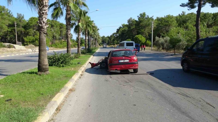 Palmiyeye Çarpıp Motoru Gövdesinden Ayrılan Otomobilden Hafif Yaralı Çıktı