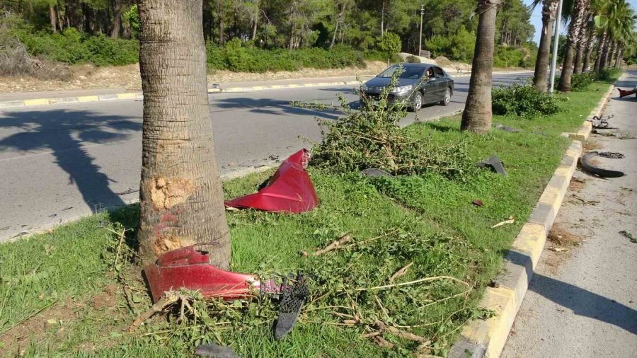 Palmiyeye Çarpıp Motoru Gövdesinden Ayrılan Otomobilden Hafif Yaralı Çıktı