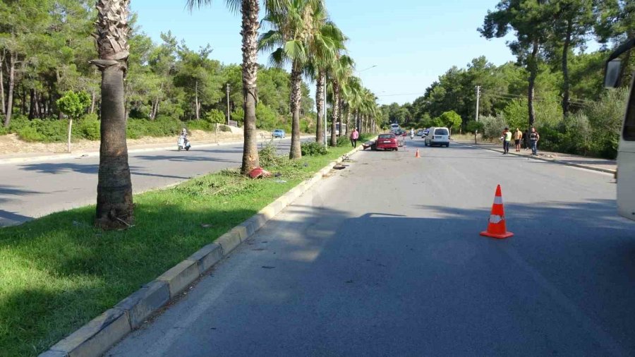 Palmiyeye Çarpıp Motoru Gövdesinden Ayrılan Otomobilden Hafif Yaralı Çıktı