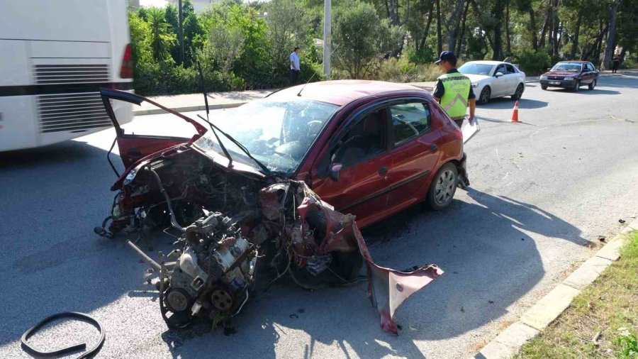 Palmiyeye Çarpıp Motoru Gövdesinden Ayrılan Otomobilden Hafif Yaralı Çıktı