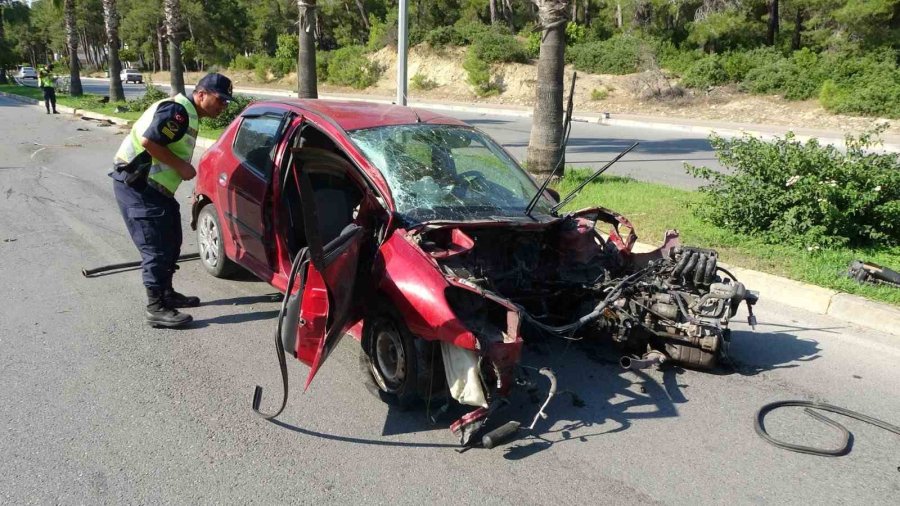 Palmiyeye Çarpıp Motoru Gövdesinden Ayrılan Otomobilden Hafif Yaralı Çıktı