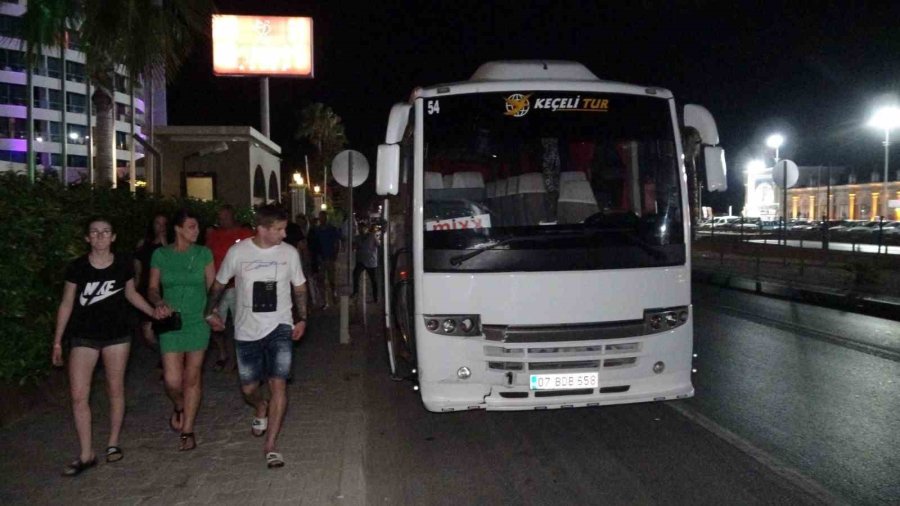 Tur Midibüsü Yaya Geçidindeki Turistlerin Arasına Böyle Daldı: 2 Ölü