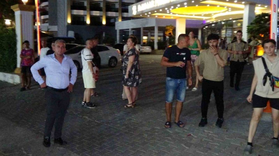 Tur Midibüsü Yaya Geçidindeki Turistlerin Arasına Böyle Daldı: 2 Ölü