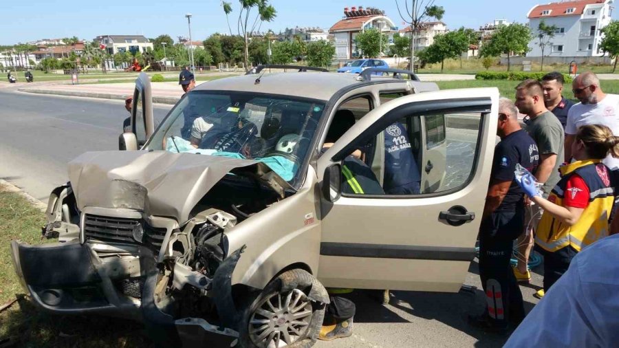 Palmiye Ağacına Çarpan Kadın Sürücü Araç İçinde Sıkıştı