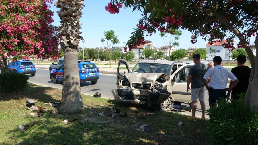 Palmiye Ağacına Çarpan Kadın Sürücü Araç İçinde Sıkıştı