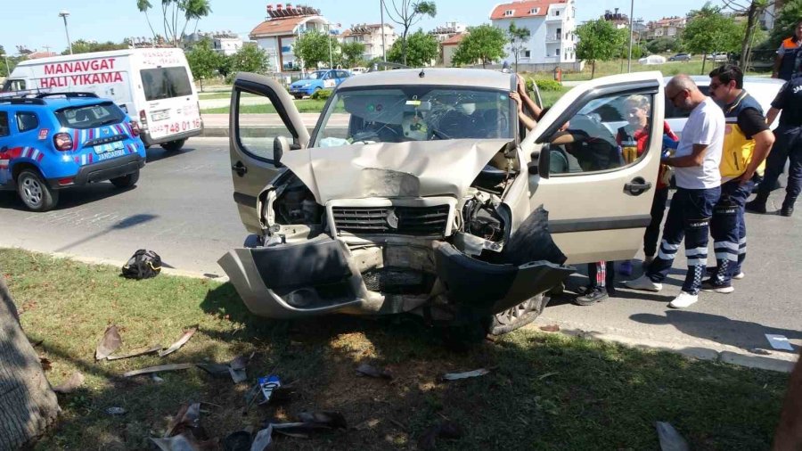 Palmiye Ağacına Çarpan Kadın Sürücü Araç İçinde Sıkıştı