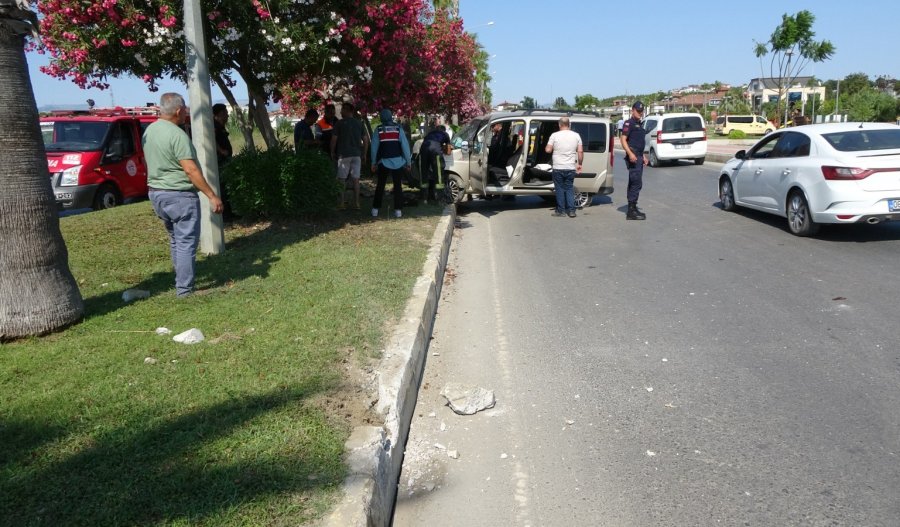 Palmiye Ağacına Çarpan Kadın Sürücü Araç İçinde Sıkıştı