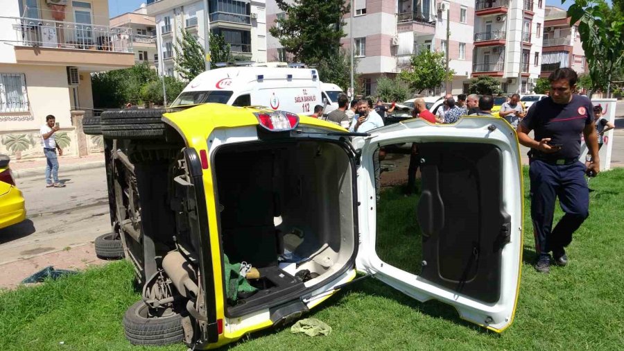 Kazada Takla Atan Ticari Taksi Park İçerisinde Yan Yattı: 3 Yaralı