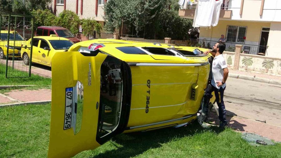 Kazada Takla Atan Ticari Taksi Park İçerisinde Yan Yattı: 3 Yaralı