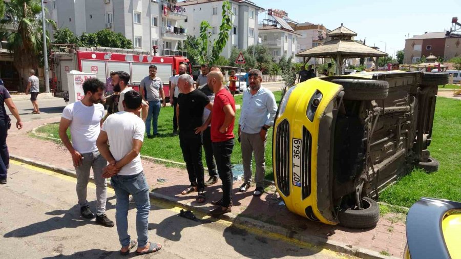 Kazada Takla Atan Ticari Taksi Park İçerisinde Yan Yattı: 3 Yaralı