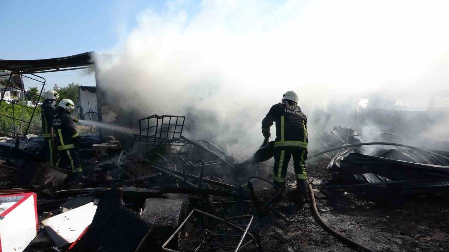 Antalya’da İkinci El Eşya Satılan Konteyner Alev Alev Yandı