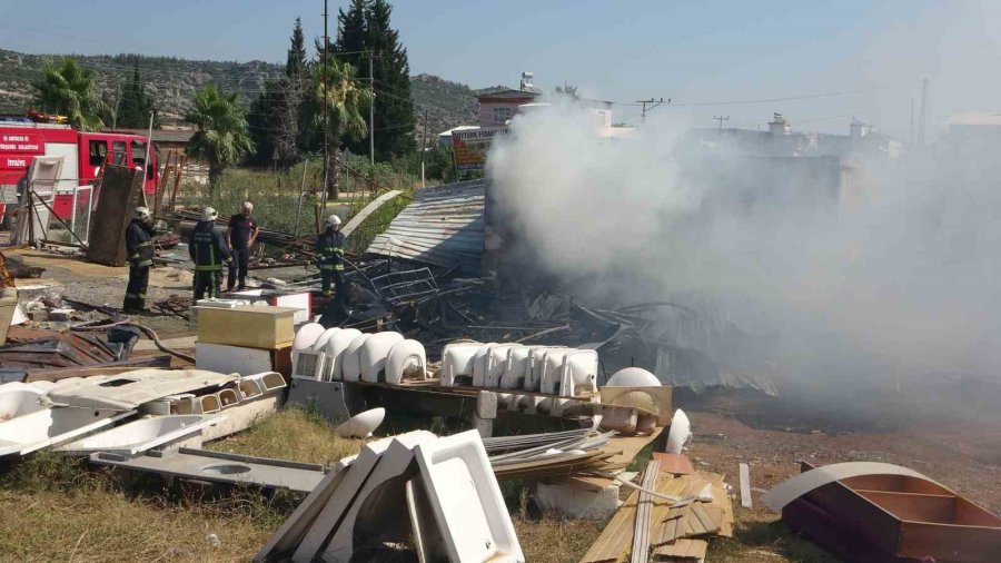 Antalya’da İkinci El Eşya Satılan Konteyner Alev Alev Yandı