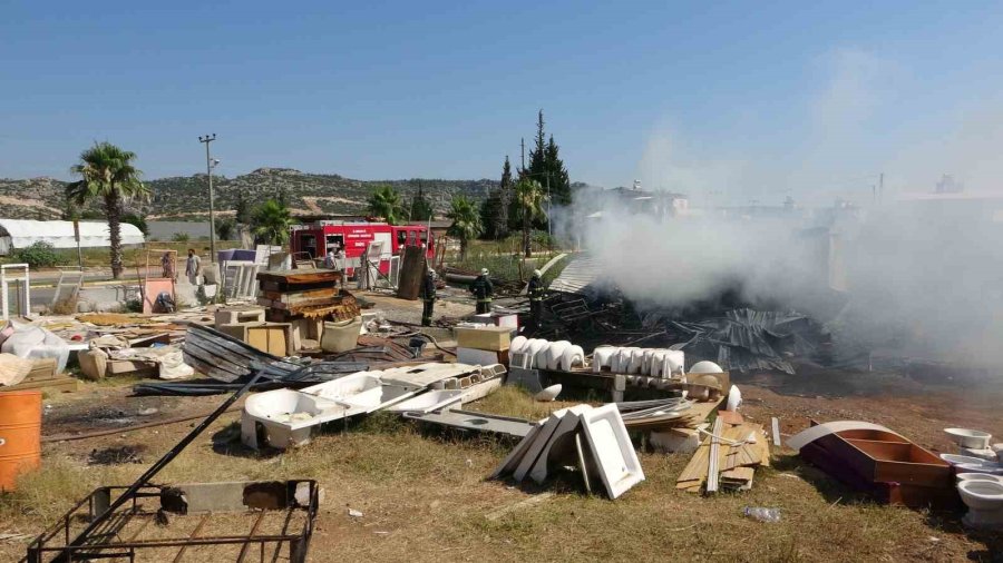 Antalya’da İkinci El Eşya Satılan Konteyner Alev Alev Yandı