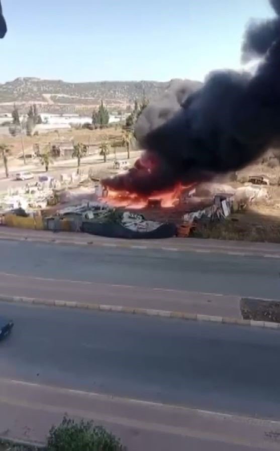 Antalya’da İkinci El Eşya Satılan Konteyner Alev Alev Yandı