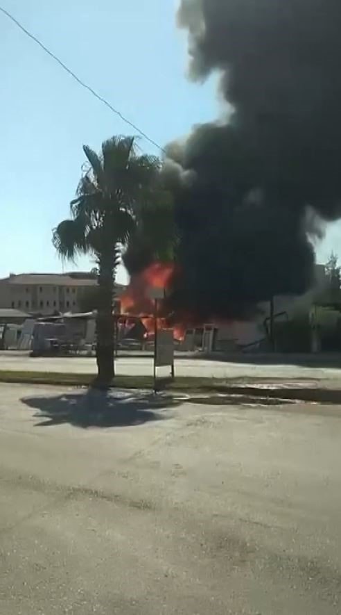 Antalya’da İkinci El Eşya Satılan Konteyner Alev Alev Yandı