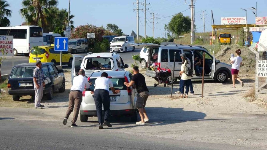 Zincirleme Kazaya Karışan Minibüs Sürücüsü Olay Yerinden Kaçtı