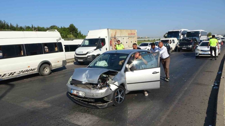 Zincirleme Kazaya Karışan Minibüs Sürücüsü Olay Yerinden Kaçtı