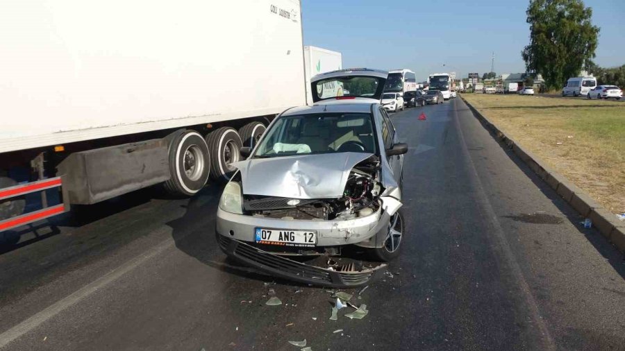 Zincirleme Kazaya Karışan Minibüs Sürücüsü Olay Yerinden Kaçtı