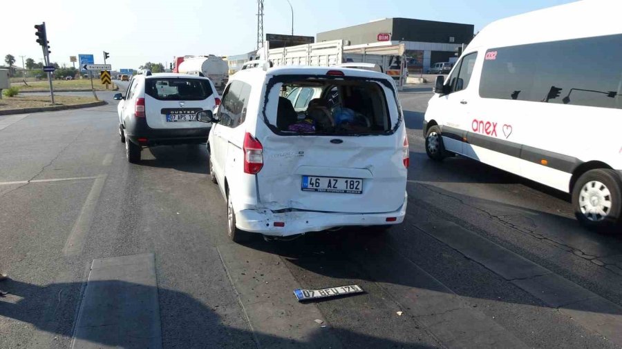 Zincirleme Kazaya Karışan Minibüs Sürücüsü Olay Yerinden Kaçtı