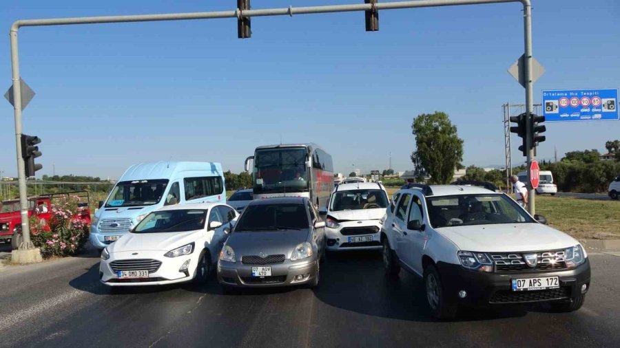 Zincirleme Kazaya Karışan Minibüs Sürücüsü Olay Yerinden Kaçtı