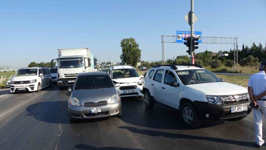 Zincirleme Kazaya Karışan Minibüs Sürücüsü Olay Yerinden Kaçtı