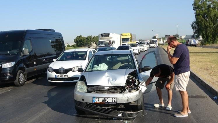 Zincirleme Kazaya Karışan Minibüs Sürücüsü Olay Yerinden Kaçtı