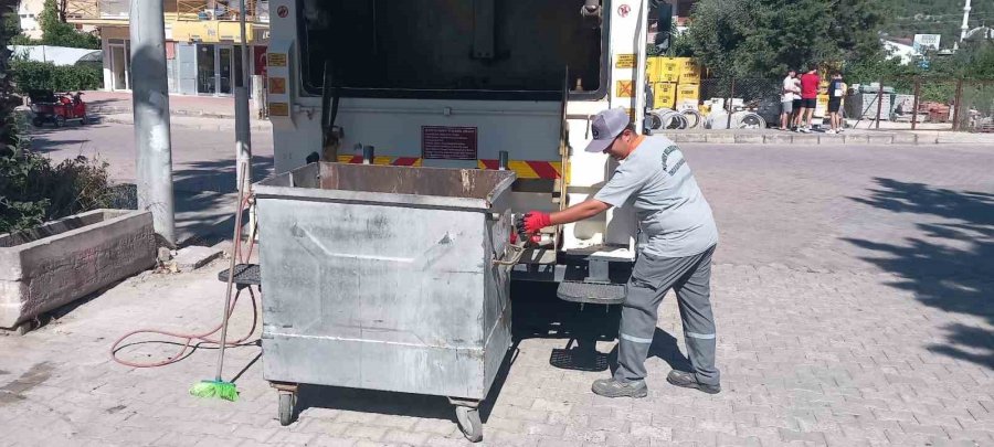 Kemer’de Çöp Konteynerleri Dezenfekte Ediliyor