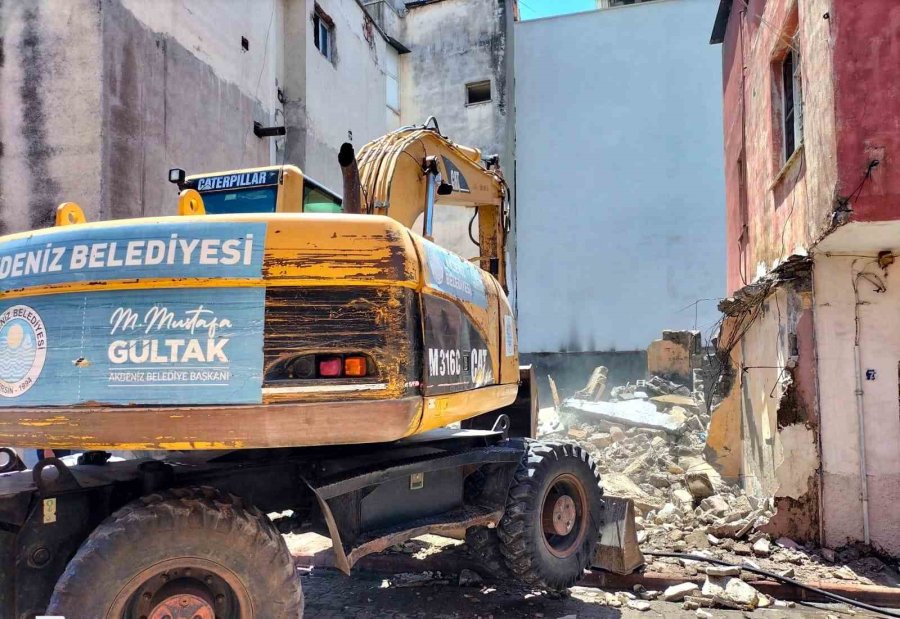 Mersin’de Tehlike Oluşturan Metruk Binalar Yıkılıyor