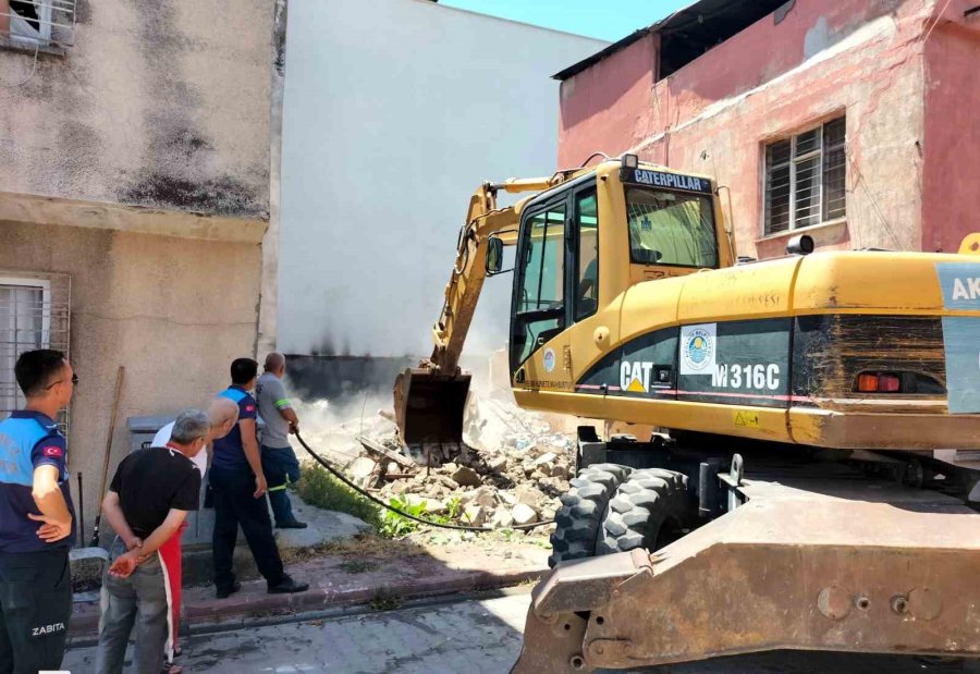 Mersin’de Tehlike Oluşturan Metruk Binalar Yıkılıyor