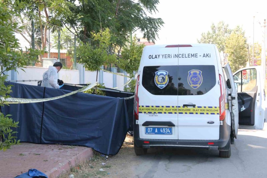 Kaldırım Üzerinde Cansız Bedeni Bulunan Şahsın Kimliğini Dondurma Yiyerek Teşhis Etmeye Çalıştı