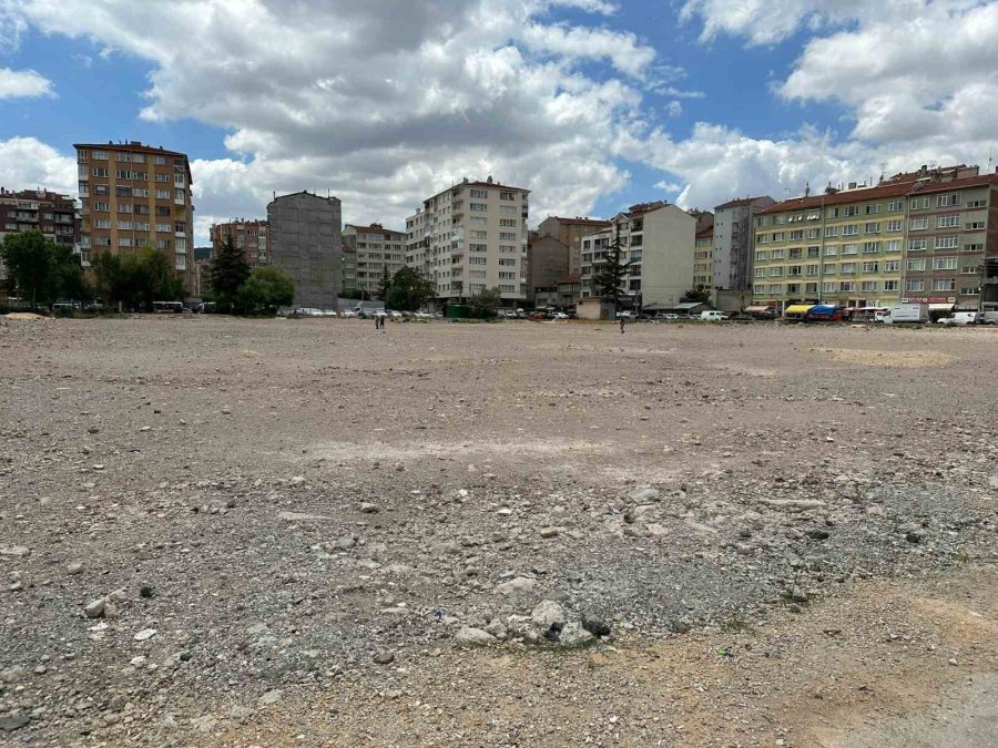 Yıkılan Pazar Yerinin Boş Kalması Çevre Esnafın İşlerini Düşürdü