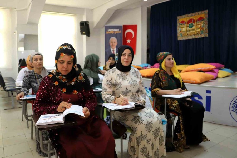 Mersin’de Okuma Yazma Öğrenen Kadınlar Sertifikalarını Aldı