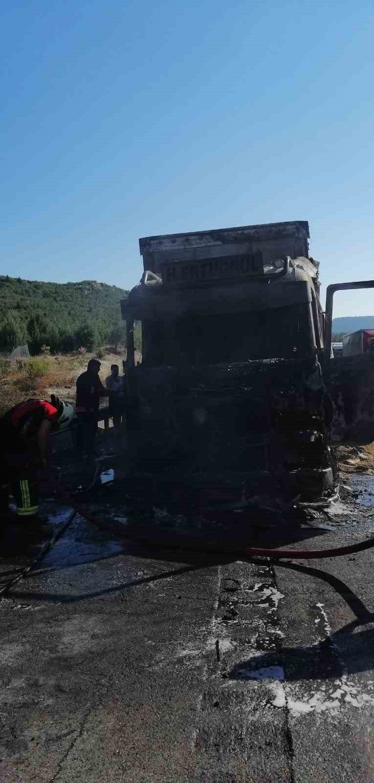 Mersin’de Yem Yüklü Tır Yandı