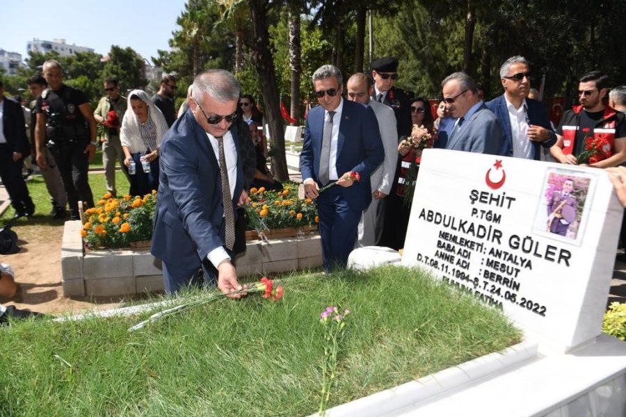 15 Temmuz’un 7. Yıl Dönümünde Şehitler Antalya’da Da Mezarı Başında Anıldı