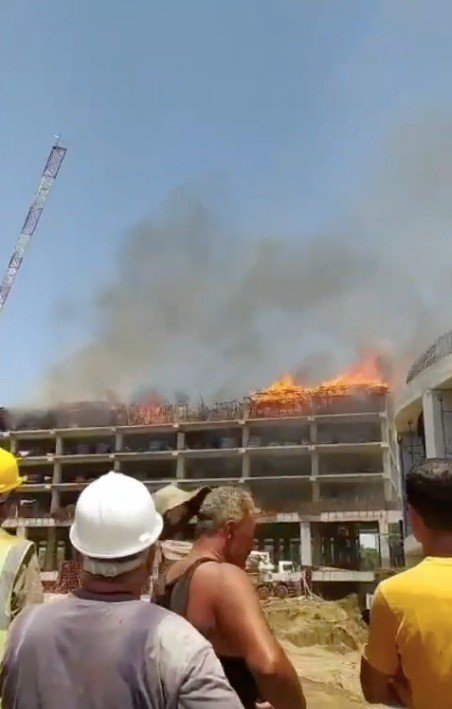 Otel İnşaatının Kalıpları Alev Alev Yandı, Devreye Helikopter Girdi