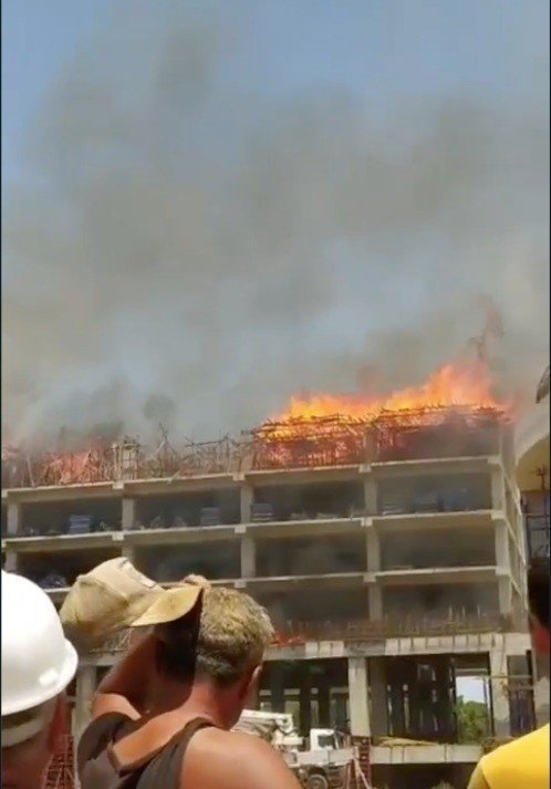 Otel İnşaatının Kalıpları Alev Alev Yandı, Devreye Helikopter Girdi