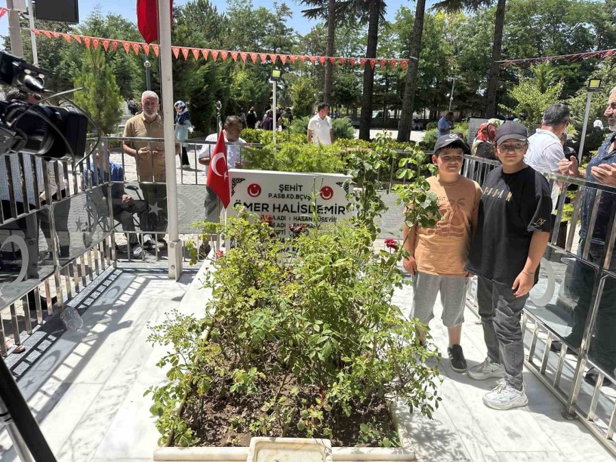 15 Temmuz Şehidi Ömer Halisdemir’in Kabrine Ziyaretçi Akını