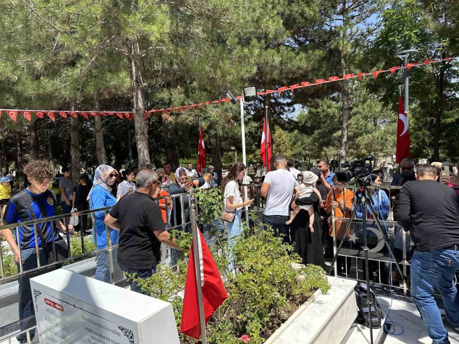 15 Temmuz Şehidi Ömer Halisdemir’in Kabrine Ziyaretçi Akını