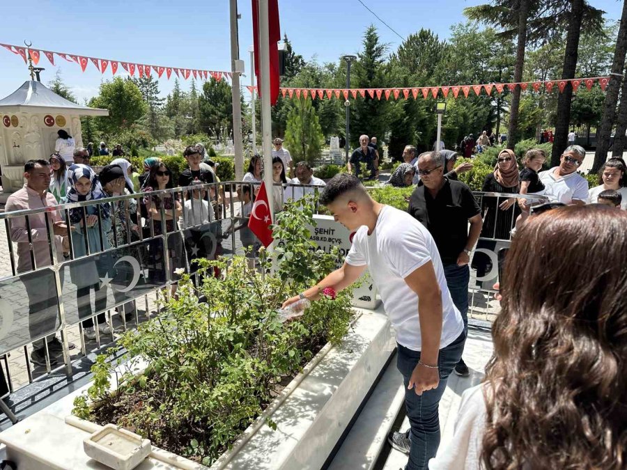 15 Temmuz Şehidi Ömer Halisdemir’in Kabrine Ziyaretçi Akını