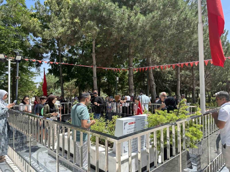 15 Temmuz Şehidi Ömer Halisdemir’in Kabrine Ziyaretçi Akını