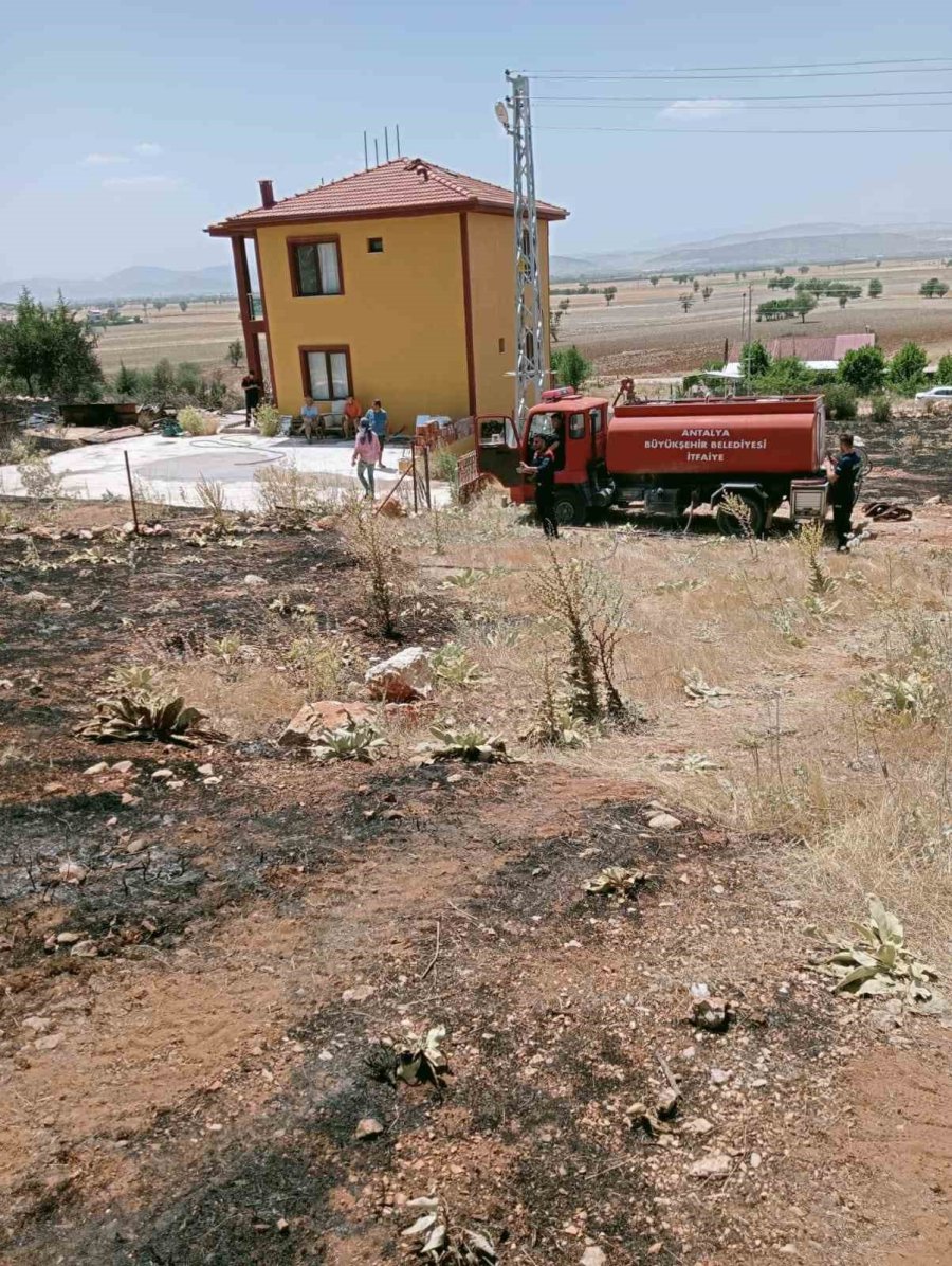 Antalya’da Çalılık Alanda Yangın