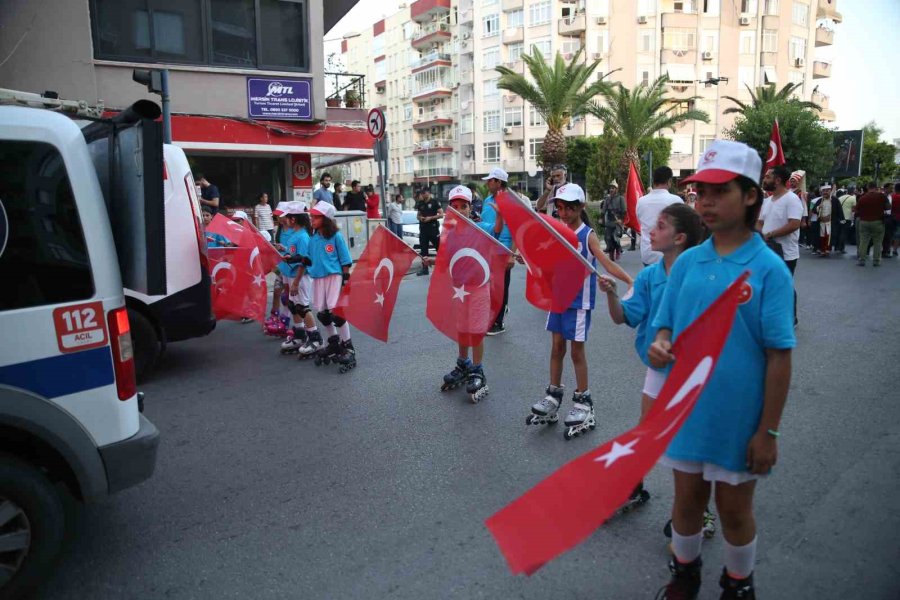 Mersinliler, 15 Temmuz’un Yıl Dönümünde Meydanlara Akın Etti