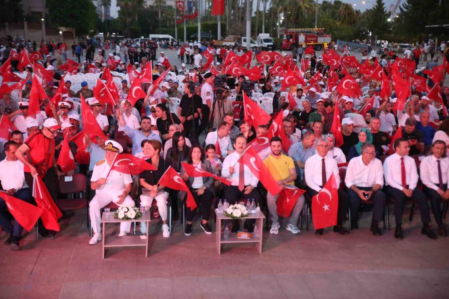 Mersinliler, 15 Temmuz’un Yıl Dönümünde Meydanlara Akın Etti